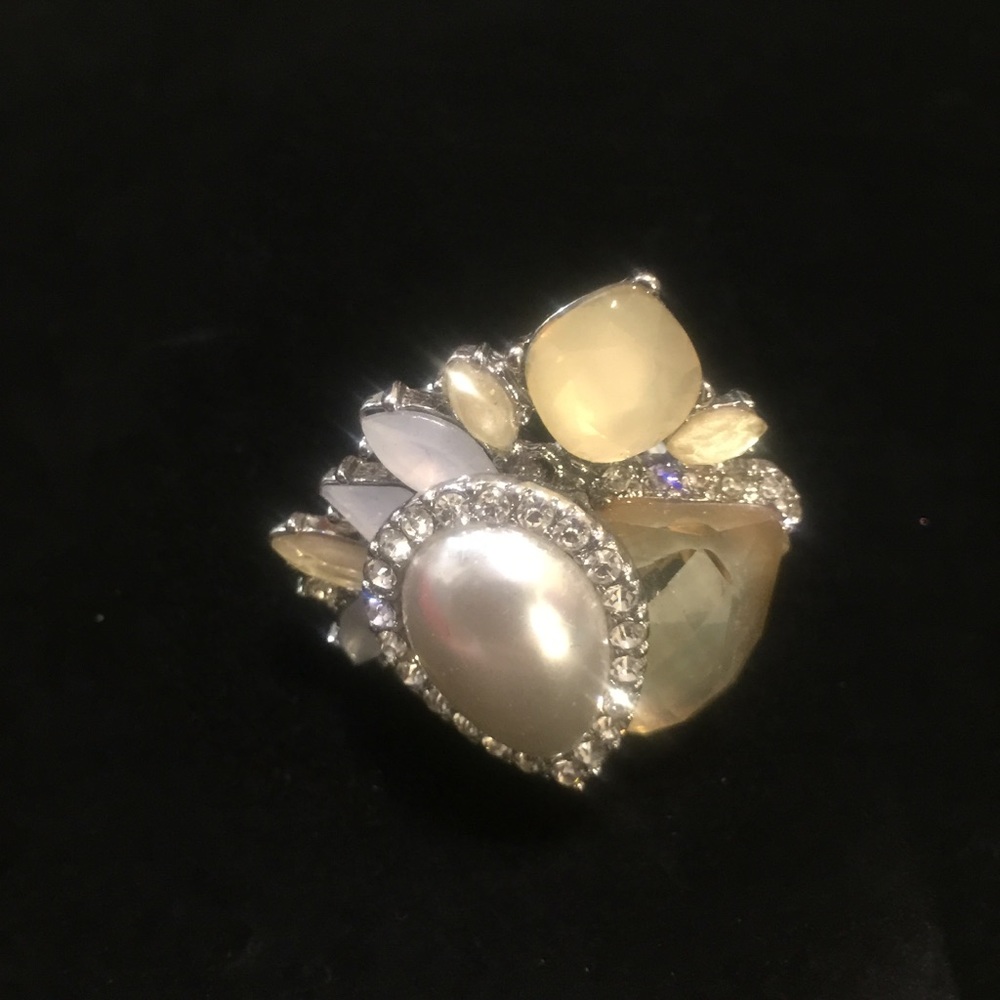 BNWT handmade pearl and crystal statement ring - Picture 1 of 7
